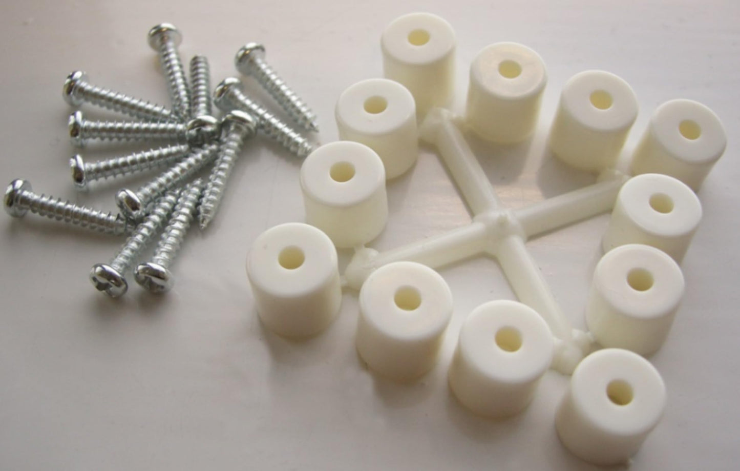 Aretro Screw Shelf Supports Screw Fit White Carcass Shelves PK12